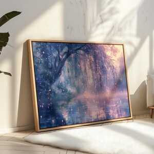 Puede incluir: Impresi&oacute;n art&iacute;stica en lienzo enmarcada que representa un paisaje sereno con un sauce llor&oacute;n sobre una masa de agua tranquila. La obra de arte presenta una paleta de colores azules, morados y dorados, creando una atm&oacute;sfera on&iacute;rica y et&eacute;rea. El marco es de madera clara.