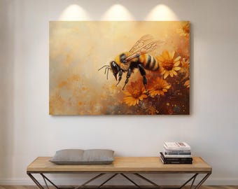 Puede incluir: Una gran impresión artística en lienzo con una ilustración detallada de una abeja con rayas negras y amarillas, cerca de flores naranjas. La obra de arte tiene una paleta de colores cálidos y dorados, creando una sensación natural. La impresión está sobre un banco de madera.