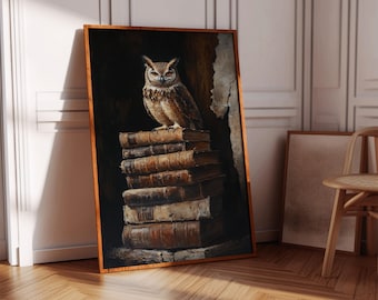 Puede incluir: Impresión enmarcada que representa un búho marrón posado sobre una pila de libros antiguos encuadernados en cuero. La obra de arte tiene un fondo oscuro y texturizado, creando una estética clásica y erudita, adecuada para un estudio o biblioteca.