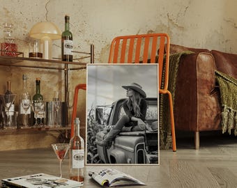 Arte murale con camion da cowgirl / Fotografia western in bianco e nero in stile rustico country