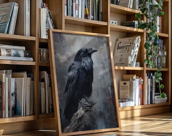 Könnte beinhalten: Ein gerahmter Kunstdruck mit einer detaillierten Illustration eines schwarzen Raben, der auf einem Ast sitzt. Das Kunstwerk hat eine gedämpfte Farbpalette mit Grau- und Brauntönen und wird in einem hellen Holzrahmen präsentiert. Der Druck lehnt an einem Bücherregal.