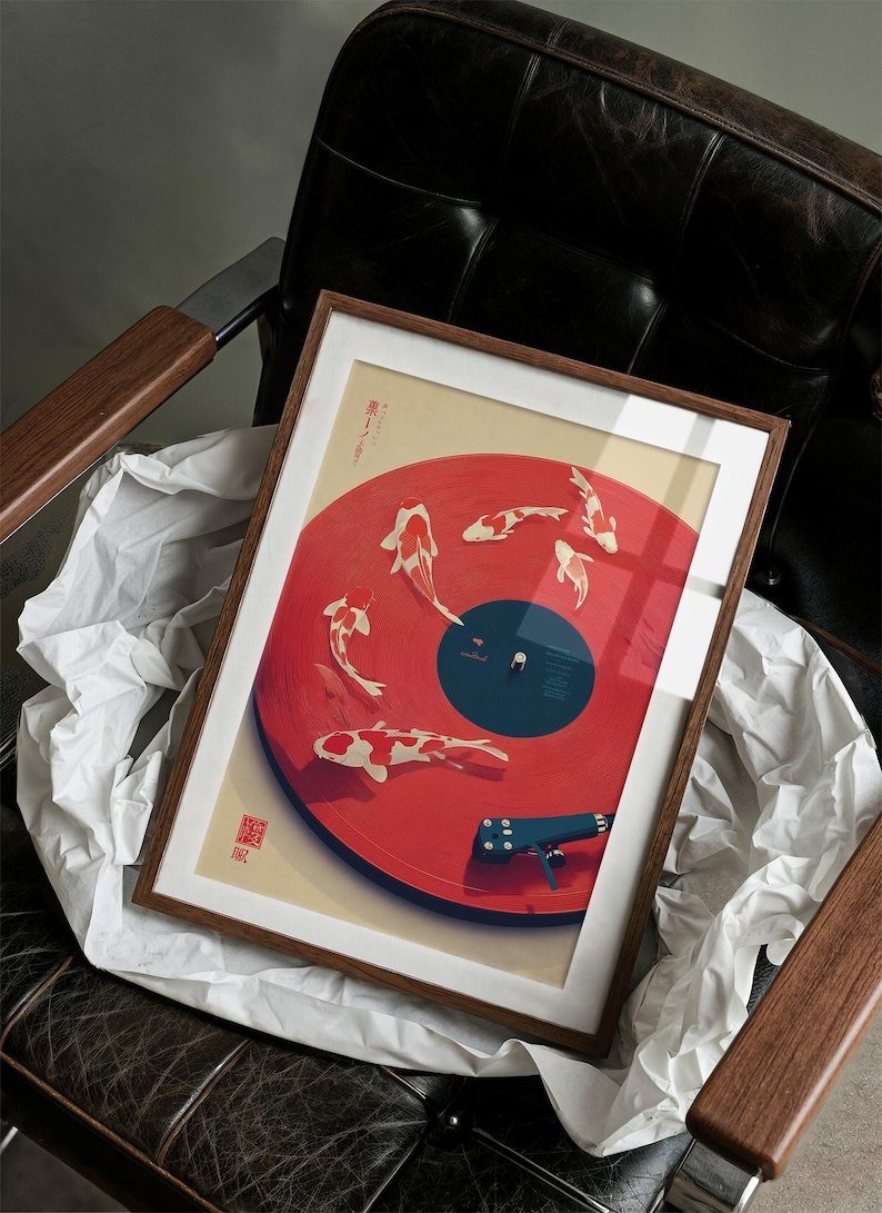 Puede incluir: Impresi&oacute;n art&iacute;stica enmarcada con un dise&ntilde;o de vinilo rojo con ilustraciones de peces koi. La obra de arte tiene un marco de madera y un passe-partout blanco. El brazo del tocadiscos es azul. La impresi&oacute;n descansa sobre papel blanco.