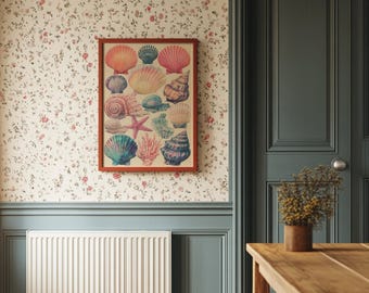 Puede incluir: Un cuadro enmarcado con una colección de conchas marinas, estrellas de mar y corales coloridos. La obra de arte se exhibe en una pared con papel pintado floral, añadiendo un toque costero a la habitación. El marco es de color marrón cálido.