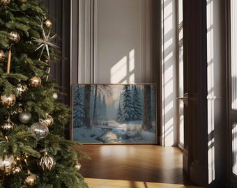 Puede incluir: Una pintura enmarcada de un paisaje de bosque nevado con árboles altos y un arroyo. La obra de arte se exhibe en un suelo de madera, junto a un árbol de Navidad decorado con adornos dorados y plateados. La luz del sol entra por una ventana cercana.