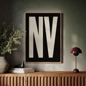 Arte mural tipográfico de Nevada: letras de Nevada en negrita en blanco y negro, póster minimalista moderno del estado para decoración del hogar o la oficina.