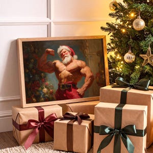 Puede incluir: Una impresión enmarcada de un Papá Noel musculoso flexionando su brazo, con un gorro y pantalones rojos. La impresión se muestra con cajas de regalo envueltas y un árbol de Navidad decorado.