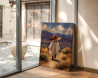 Può includere: Stampa su tela raffigurante un fantasma con cappello da cowboy e stivali, che cammina su un sentiero. Lo sfondo presenta un paesaggio con montagne, cielo blu e nuvole. L'opera d'arte è esposta in un ambiente interno.