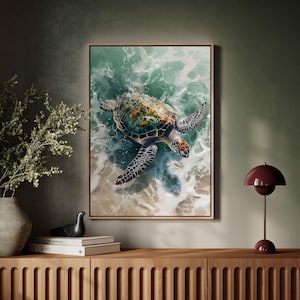 Puede incluir: Una tortuga marina verde nada en agua turquesa con espuma blanca. La tortuga tiene un caparazón marrón con marcas verdes y naranjas. La pintura está enmarcada en un marco de madera claro.