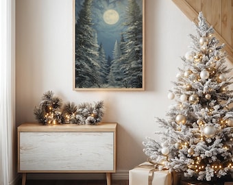 Puede incluir: Una pintura enmarcada representa una escena de bosque iluminada por la luna con altos árboles de hoja perenne. Un árbol de Navidad decorado con adornos dorados y blancos y luces de cadena está cerca. Los regalos envueltos en papel dorado están en la base del árbol. Debajo está un mueble de madera con un arreglo decorativo.