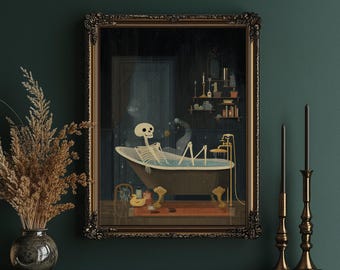 Puede incluir: Obra de arte enmarcada que representa un esqueleto relajándose en una bañera con patas de león. La ilustración presenta una estética vintage con una paleta de colores oscuros, un marco dorado y un patito de goma. El esqueleto está rodeado de burbujas y vapor.