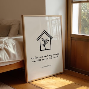 Puede incluir: Impresión artística enmarcada con un diseño minimalista de casa y planta en negro sobre fondo blanco. El texto dice: "En cuanto a mí y a mi casa, serviremos al Señor. Josué 24:15." El marco es de color madera clara.