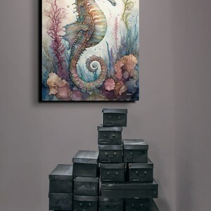 Puede incluir: Una pintura de acuarela de un caballito de mar azul y marr&oacute;n con una corona en la cabeza. El caballito de mar est&aacute; rodeado de coral y algas marinas rosas y moradas. La pintura est&aacute; firmada "KOOLY" en la esquina inferior derecha.