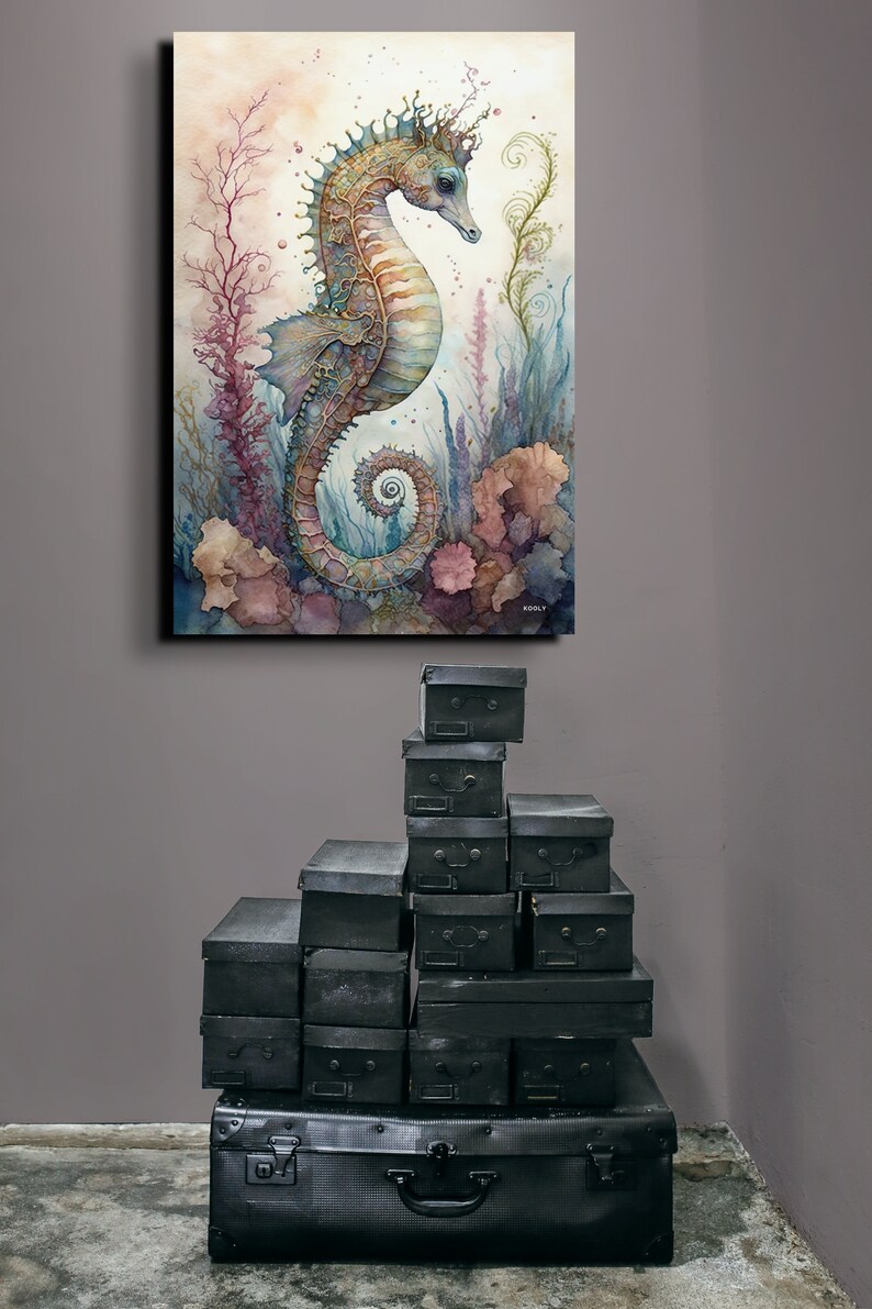 Puede incluir: Una pintura de acuarela de un caballito de mar azul y marr&oacute;n con una corona en la cabeza. El caballito de mar est&aacute; rodeado de coral y algas marinas rosas y moradas. La pintura est&aacute; firmada "KOOLY" en la esquina inferior derecha.