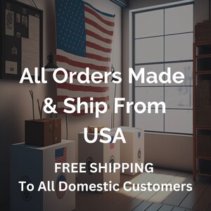 Puede incluir: Una habitaci&oacute;n con una bandera estadounidense colgada en la pared, cajas apiladas en estantes y cajas en el suelo con el texto "All Orders Made & Ship From USA FREE SHIPPING To All Domestic Customers Orders Ship in 2-7 Days".