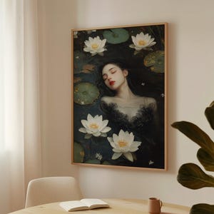 Elegante Frau unter Seerosen Leinwand Wandkunst - Gelassenes und Romantisches Naturinspiriertes Dekor - Verträumtes Künstlerisches Poster