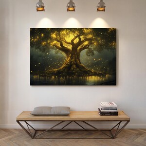 Puede incluir: Una gran impresi&oacute;n art&iacute;stica en lienzo que representa un &aacute;rbol brillante con luz dorada. Las ramas y el tronco del &aacute;rbol est&aacute;n detallados sobre un fondo oscuro, con una masa de agua en la base. La obra de arte se exhibe sobre un banco de madera.