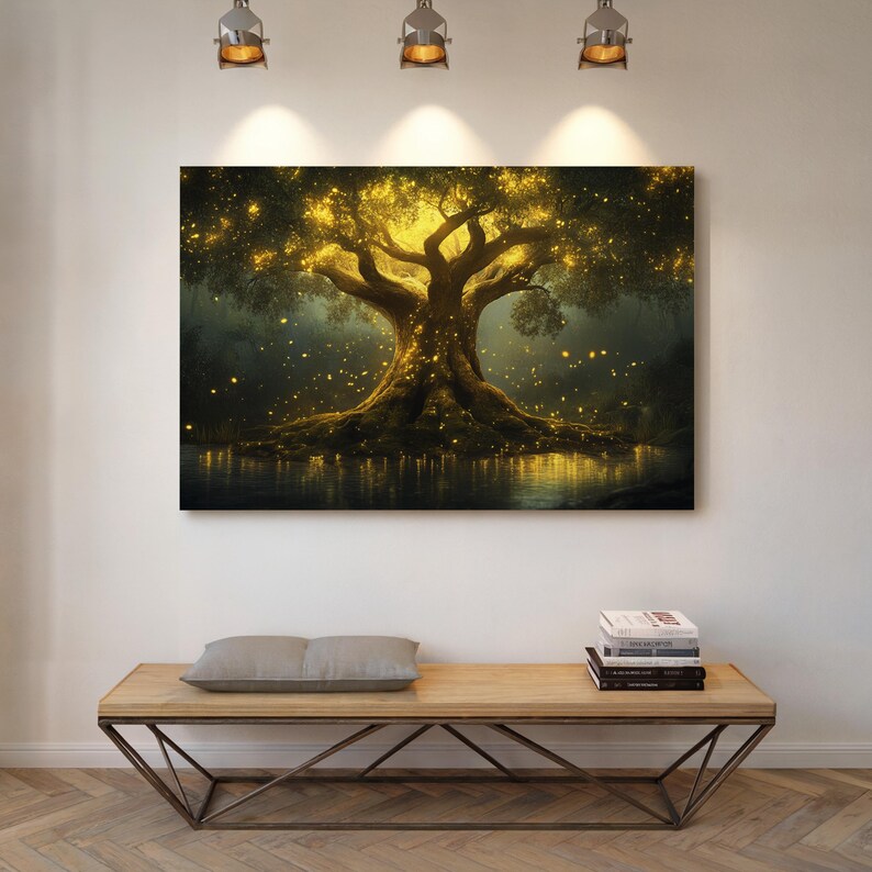 Puede incluir: Una gran impresi&oacute;n art&iacute;stica en lienzo que representa un &aacute;rbol brillante con luz dorada. Las ramas y el tronco del &aacute;rbol est&aacute;n detallados sobre un fondo oscuro, con una masa de agua en la base. La obra de arte se exhibe sobre un banco de madera.