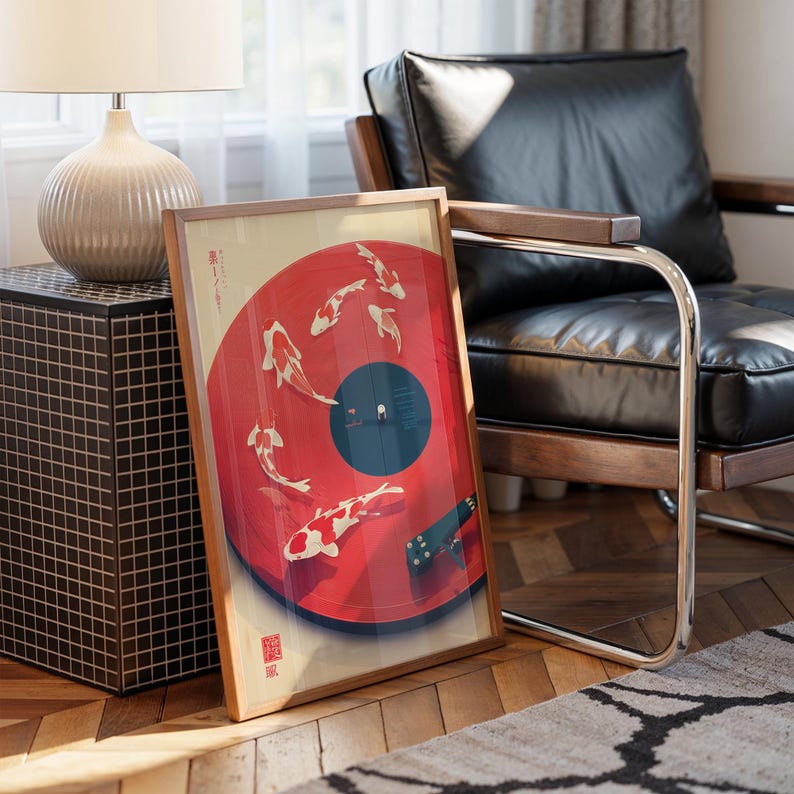 Puede incluir: Una impresi&oacute;n art&iacute;stica enmarcada que presenta un dise&ntilde;o de vinilo rojo con ilustraciones de peces koi. La obra de arte tiene un marco de madera y est&aacute; apoyada contra una silla de cuero negro. El texto es japon&eacute;s.