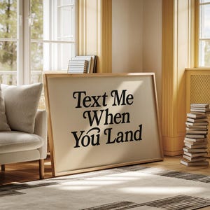 Stampa tipografica "Text Me When You Land" - Citazione di viaggio minimalista da parete per spazi moderni o romantici