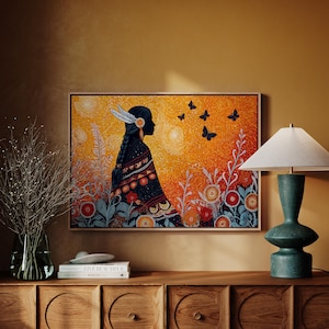 Könnte beinhalten: Ein gerahmtes Kunstwerk zeigt die Silhouette einer Person mit einer Feder im Haar, bekleidet mit einem gemusterten Gewand, vor einem orange-gelben Hintergrund mit Schmetterlingen. Florale Elemente und ein Holzrahmen vervollständigen das Werk.