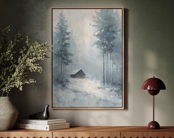 Puede incluir: Pintura enmarcada de un paisaje nevado con altos árboles de tonos azules y una pequeña cabaña. La obra de arte está enmarcada en un marco de madera y cuelga sobre un mueble de madera. También se ven una lámpara decorativa y un jarrón con vegetación.