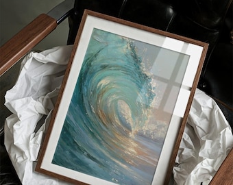 Puede incluir: Una impresión artística enmarcada que representa una ola oceánica rompiendo. La obra de arte muestra una ola arremolinada turquesa y azul con toques dorados, enmarcada en un passe-partout blanco y un marco de madera marrón. La impresión descansa sobre papel blanco.