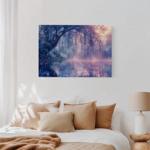 Puede incluir: Impresi&oacute;n en lienzo que representa un paisaje sereno con un sauce llor&oacute;n sobre un lago tranquilo. La obra de arte presenta una paleta de colores de azules, morados y rosas suaves, con luces brillantes que se reflejan en la superficie del agua. La escena evoca tranquilidad.