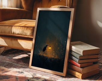 Könnte beinhalten: Gerahmter Kunstdruck mit einer dunklen, atmosphärischen Szene. Ein schwarzes Insekt mit einer leuchtenden Laterne vor einem dunklen Hintergrund mit warmem, goldenem Licht. Der Druck ist in einem hellen Holzrahmen und lehnt an einem Stapel Bücher.