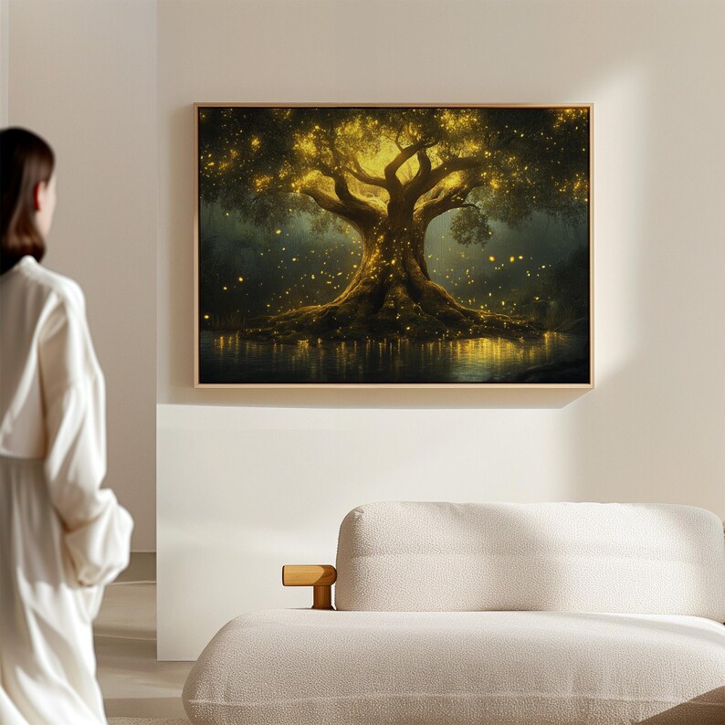 Puede incluir: Una impresi&oacute;n art&iacute;stica enmarcada que representa un &aacute;rbol dorado y brillante con un gran tronco y ramas extendidas. La obra de arte se encuentra sobre un fondo oscuro y atmosf&eacute;rico con una masa de agua reflectante en la base. La impresi&oacute;n se exhibe en una pared clara.