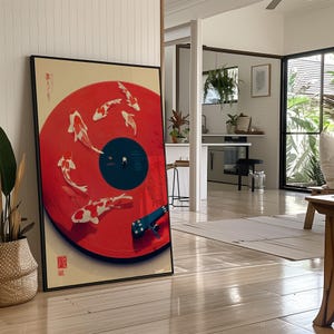 Puede incluir: Una impresi&oacute;n art&iacute;stica enmarcada que presenta un dise&ntilde;o de vinilo rojo con ilustraciones de peces koi. La obra de arte incluye un brazo fonocaptor azul y texto japon&eacute;s. Los peces koi son blancos con marcas rojas. La impresi&oacute;n se exhibe en un interior moderno y luminoso.