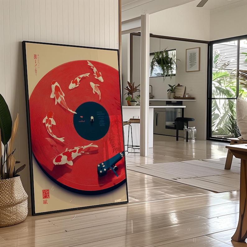 Puede incluir: Una impresi&oacute;n art&iacute;stica enmarcada que presenta un dise&ntilde;o de vinilo rojo con ilustraciones de peces koi. La obra de arte incluye un brazo fonocaptor azul y texto japon&eacute;s. Los peces koi son blancos con marcas rojas. La impresi&oacute;n se exhibe en un interior moderno y luminoso.