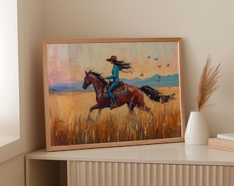 Può includere: Una stampa artistica incorniciata raffigura una persona a cavallo di un cavallo marrone attraverso un campo. Il cavaliere indossa un abito blu e un cappello marrone. Lo sfondo presenta un cielo al tramonto, montagne e uccelli. L'opera è su un mobile bianco.