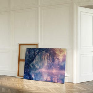 Puede incluir: Una gran impresi&oacute;n art&iacute;stica en lienzo apoyada contra una pared, que representa un paisaje sereno con un sauce llor&oacute;n sobre una masa de agua. La obra presenta una paleta de colores de azules, morados y dorados. Un marco de madera es visible detr&aacute;s del lienzo.