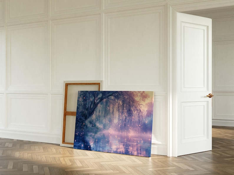 Puede incluir: Una gran impresi&oacute;n art&iacute;stica en lienzo apoyada contra una pared, que representa un paisaje sereno con un sauce llor&oacute;n sobre una masa de agua. La obra presenta una paleta de colores de azules, morados y dorados. Un marco de madera es visible detr&aacute;s del lienzo.