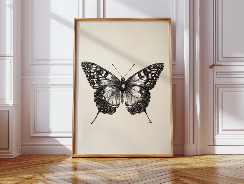Pu&ograve; includere: Un'illustrazione in bianco e nero di una farfalla con intricati motivi sulle ali. La farfalla &egrave; centrata su uno sfondo color crema.