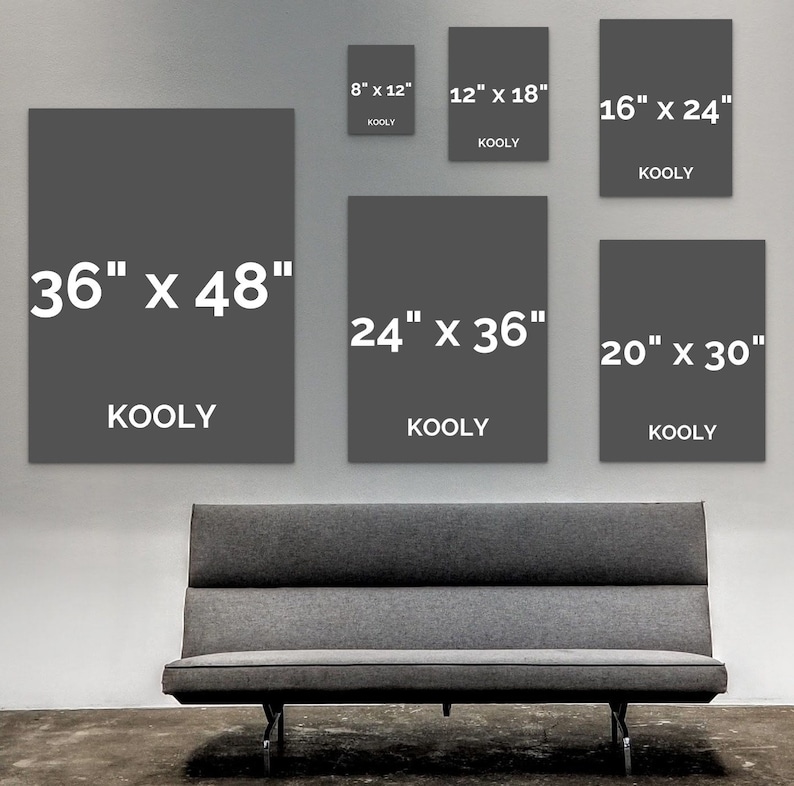 Puede incluir: Una pared con ocho impresiones de lienzo grises de diferentes tama&ntilde;os con el texto "KOOLY" impreso en cada una. Las impresiones est&aacute;n dispuestas en una cuadr&iacute;cula en una pared blanca. Un sof&aacute; gris est&aacute; en primer plano.