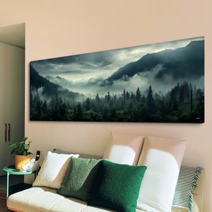 Morgennebel über einem Bergwald, Panorama Druck auf Leinwand, neblige Kiefernlandschaft, gerahmte Wandkunst, neblige Berglandschaft Kunst