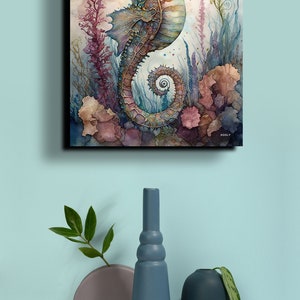 Puede incluir: Una pintura de acuarela de un caballito de mar con un esquema de color azul, verde y dorado. El caballito de mar est&aacute; rodeado de coral rosa y p&uacute;rpura y algas marinas.