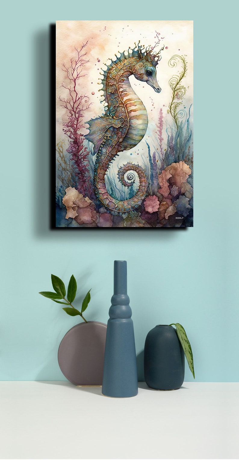 Puede incluir: Una pintura de acuarela de un caballito de mar con un esquema de color azul, verde y dorado. El caballito de mar est&aacute; rodeado de coral rosa y p&uacute;rpura y algas marinas.