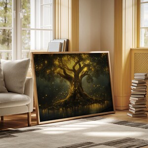 Puede incluir: Una impresi&oacute;n art&iacute;stica enmarcada que presenta un &aacute;rbol brillante con hojas doradas y una masa de agua oscura y reflectante. La obra de arte se exhibe sobre un suelo de madera, apoyada contra una pared en una habitaci&oacute;n con luz natural y una paleta de colores neutros.