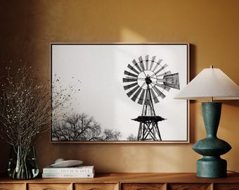 Molino de viento rústico en fotografía en blanco y negro