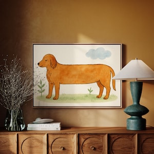 Ilustración caprichosa de un perro marrón: un adorable cachorro alargado en estilo acuarela de pie sobre la hierba con nubes y plantas.