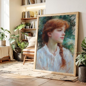 Puede incluir: Retrato enmarcado de una joven pelirroja con trenza, vestida con una blusa blanca. La pintura tiene un estilo suave e impresionista con un fondo verde y blanco. El marco de madera añade un toque clásico.