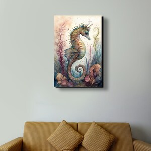 Puede incluir: Una pintura de acuarela de un caballito de mar con una corona de coral y algas marinas. El caballito de mar es de un azul y verde vibrantes con detalles dorados. El fondo es de un rosa y morado suave con coral y algas marinas.