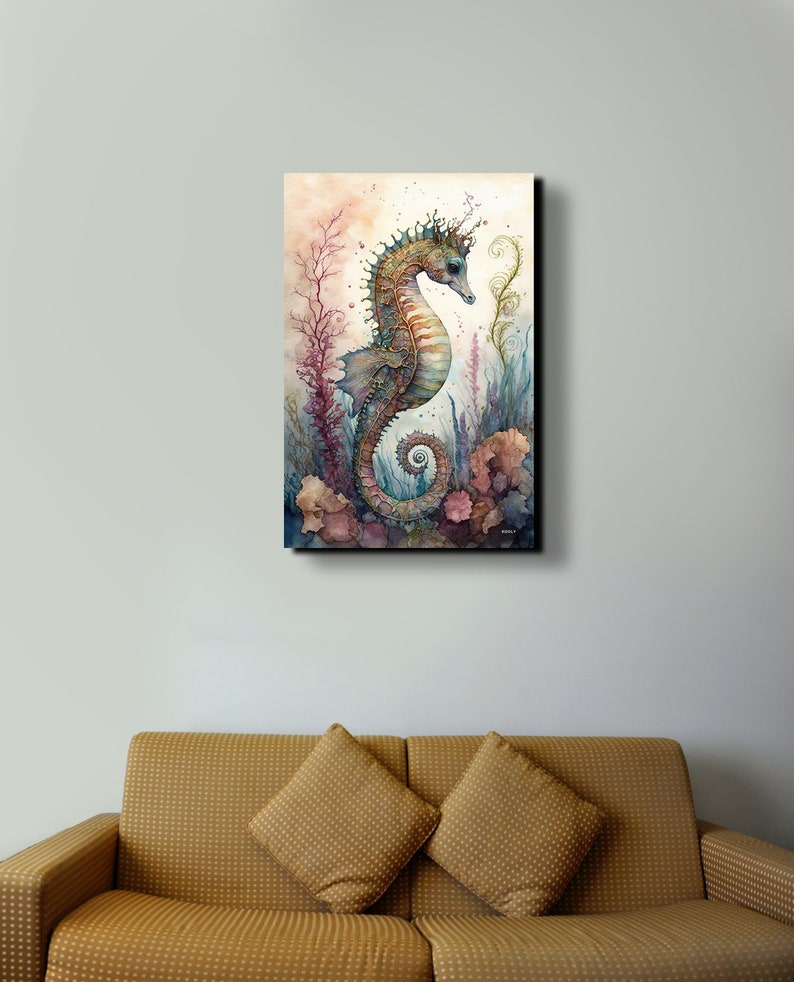Puede incluir: Una pintura de acuarela de un caballito de mar con una corona de coral y algas marinas. El caballito de mar es de un azul y verde vibrantes con detalles dorados. El fondo es de un rosa y morado suave con coral y algas marinas.