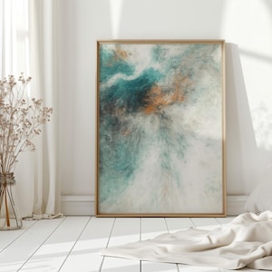 Pu&ograve; includere: Stampa artistica astratta incorniciata in una cornice di legno. L'opera presenta una miscela di tonalit&agrave; turchese, arancione e bianca, creando un effetto strutturato simile a una nuvola. La stampa &egrave; esposta contro un muro bianco, con un vaso di fiori secchi e tessuto drappeggiato.
