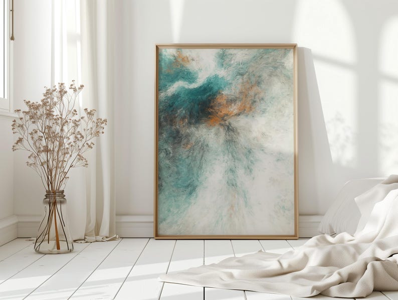 Pu&ograve; includere: Stampa artistica astratta incorniciata in una cornice di legno. L'opera presenta una miscela di tonalit&agrave; turchese, arancione e bianca, creando un effetto strutturato simile a una nuvola. La stampa &egrave; esposta contro un muro bianco, con un vaso di fiori secchi e tessuto drappeggiato.