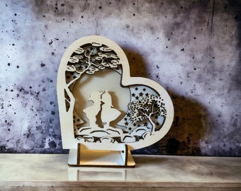 Handmade heart made of poplar plywood with a kissing Schwalm couple - a declaration of love in wood