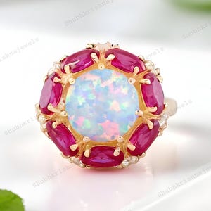 Anillo de compromiso con ópalo de fuego, joyería nupcial con rubí rosa, anillo llamativo con halo de diamantes, regalo para mujer con diseño floral, joyería llamativa de oro amarillo.