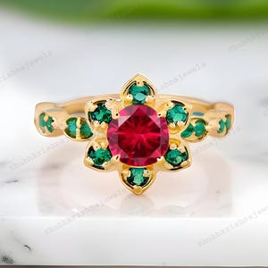Elegante anillo de compromiso con rubí floral, anillo con halo de esmeralda verde, anillo apilable de esmeralda, anillo con diseño floral único, piedra natal de julio, regalo para dama de honor.